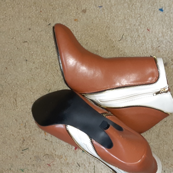 Boston Design Studio sz 8.5 booties with  gold zippers all around camel & white - Picture 5 of 6